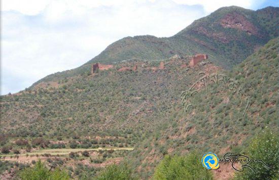 དཔའ་ལྷ་སེང་སྟག་ཨ་དོམ་གྱི་མཁར་ཤུལ།