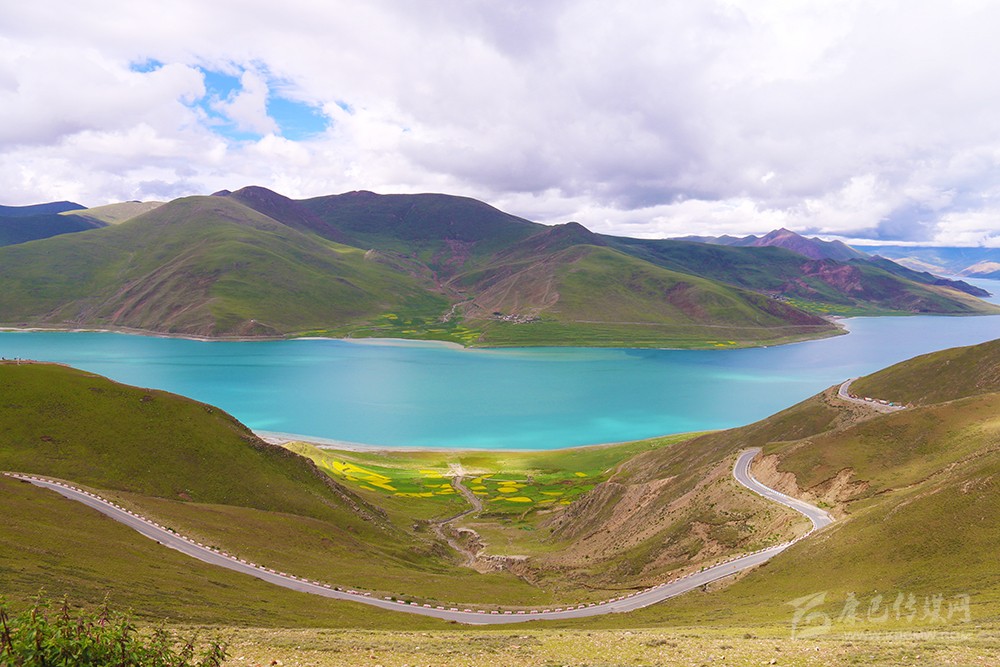 མཛེས་སྡུག་ཡིད་དབང་འཕྲོག་པའི་ཡར་འབྲོག་གཡུ་མཚོ།