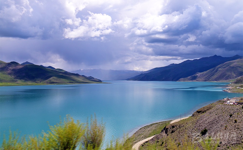 མཛེས་སྡུག་ཡིད་དབང་འཕྲོག་པའི་ཡར་འབྲོག་གཡུ་མཚོ།