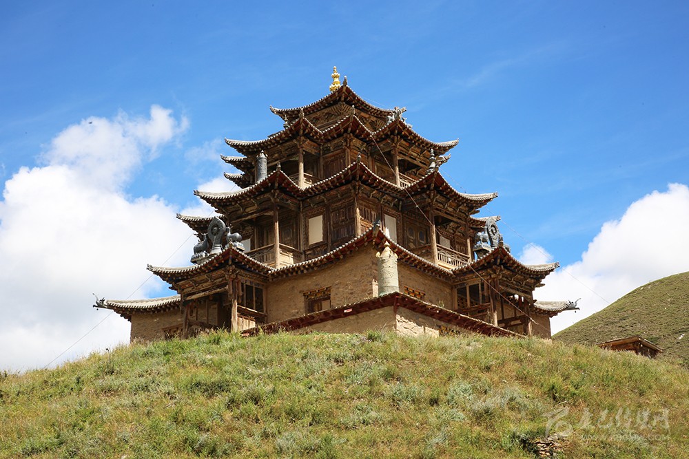 གླིང་གི་རྗེས་ཤུལ་བཙལ་བ་ལས། ༡ འོམ་བུ་ཨ་ནུ་དཔའ་སེང་གི་སྐུ་མཁར།