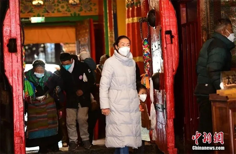 ལྷ་སའི་ཇོ་ཁང་ཕྱི་ཕྱོགས་ལ་སྒོ་ཕྱེ་འདུག