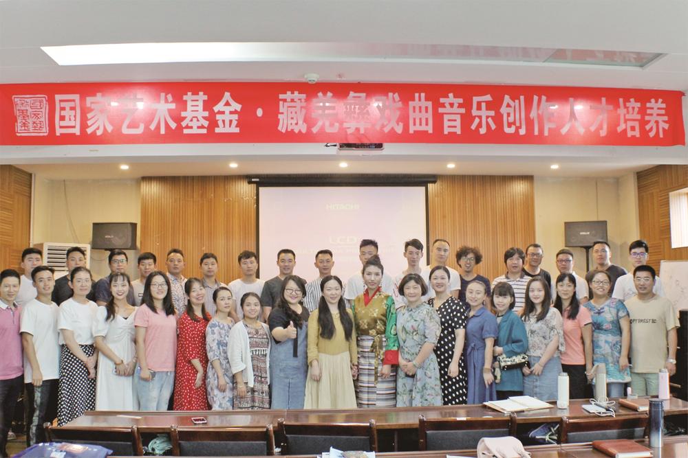 ལྷ་མོའི་ཟློས་གར་དང་མི་ཉག་ལ་གླུའི་ཁྲོད་ནས་འཚར་ལོངས་བྱུང་བའི་གླུ་མ་རྡོ་རྗེ་དཔལ་མོ།