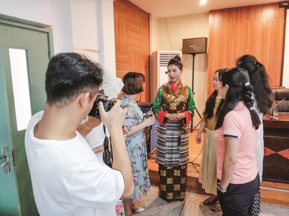 ལྷ་མོའི་ཟློས་གར་དང་མི་ཉག་ལ་གླུའི་ཁྲོད་ནས་འཚར་ལོངས་བྱུང་བའི་གླུ་མ་རྡོ་རྗེ་དཔལ་མོ།